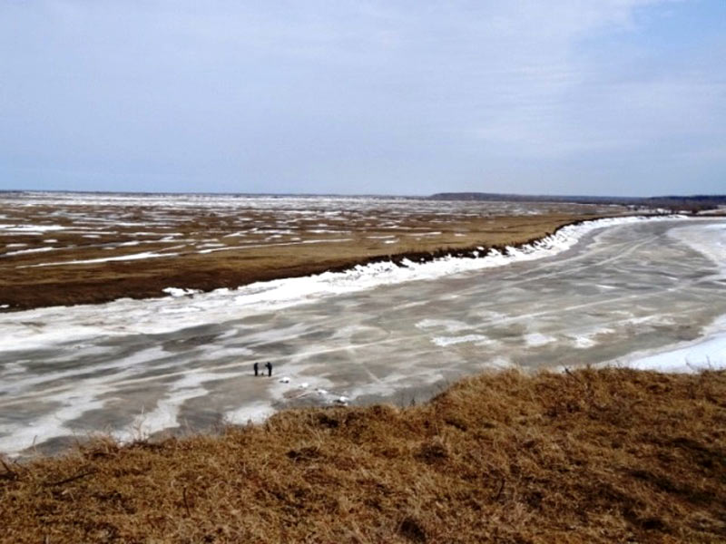 Рыбаки на тающем льду протоки