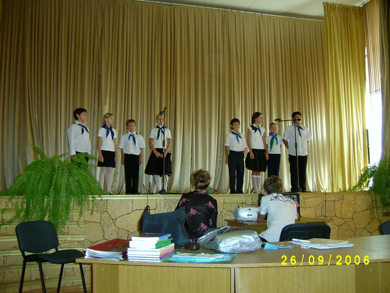 Выступление школьников перед участниками конференции