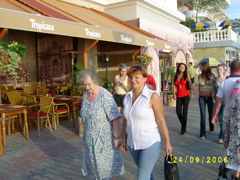 Ирина Николаевна Пономарёва и Светлана Николаевна Исакова на прогулке в городе