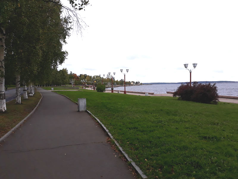 Набережная Онежского озера в Петрозаводске, между гостиницей Фрегат и Петрозаводским государственным университетом