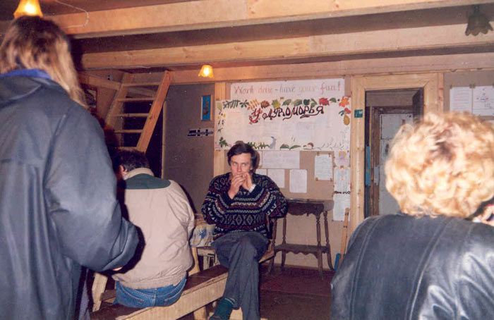 Так выглядела наша столовая осенью 1996 года. Посещение биостанции группой участников 2-х Всероссийских курсов повышения квалификации педагогов по полевой экологии. Список участников курсов