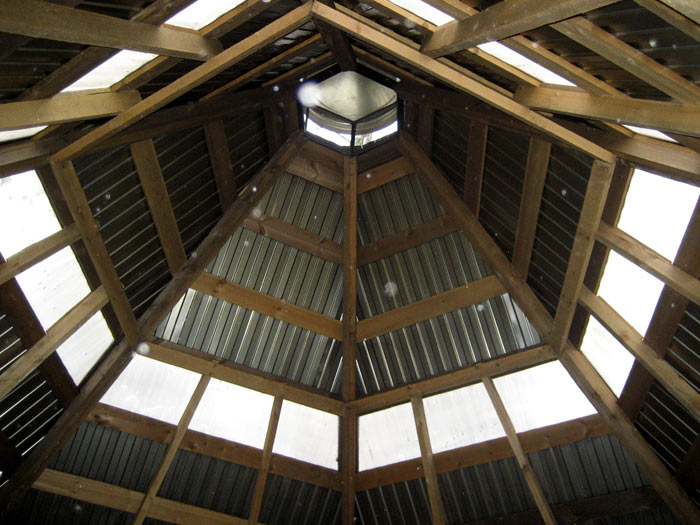 Потолок (вернее крыша, т.к. в юрте это одно и то же) новой алтайской (шестигранной) юрты, построенной на биостанции в сентябре-октябре 2009 года.