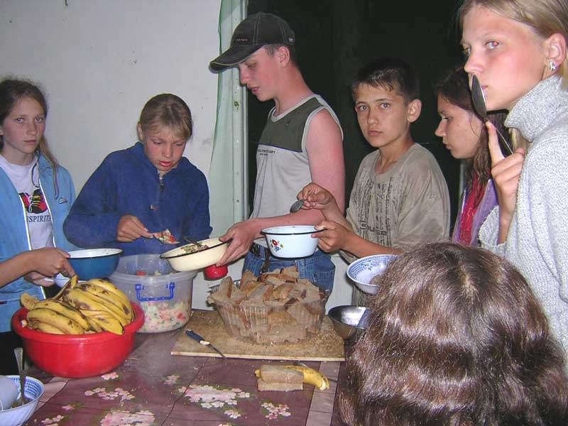 Школа Дикой Природы - 2005: раздача пищи