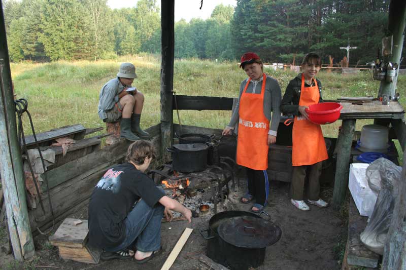 Школа Дикой Природы - 2006: дежурство по кухне