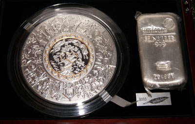 Серебряное украшение и слиток серебра