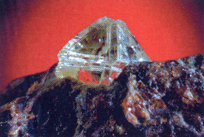 Кристалл алмаза со ступенчатыми гранями (из включений мантийной породы в кимберлите). Якутия, трубка Удачная. Поперечник кристалла 6 мм.