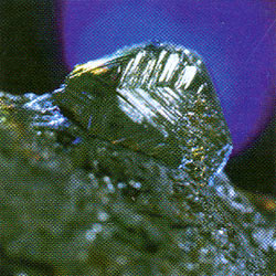 Сдвойникованный кристалл алмаза со ступенчатыми гранями (из включений мантийной породы в кимберлите). Якутия, трубка Удачная. Поперечник кристалла 10 мм.