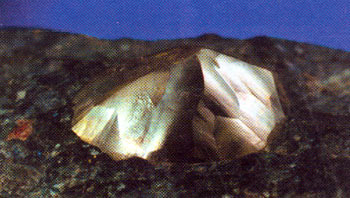 Кристалл алмаза со скругленными гранями (из включений мантийной породы в кимберлите). Якутия, трубка Удачная. Поперечник кристалла 7 мм.
