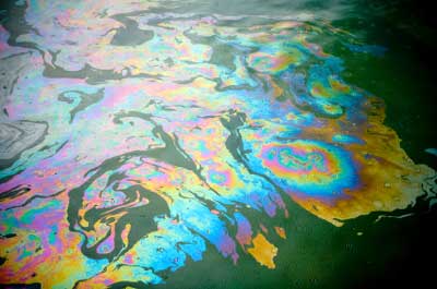 маслянистые нефтяные пятна на водной поверхности