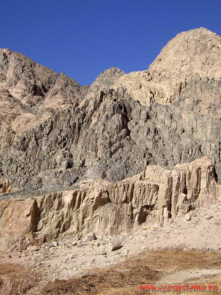 Горная цепь Этбай - древние кристаллические горные породы