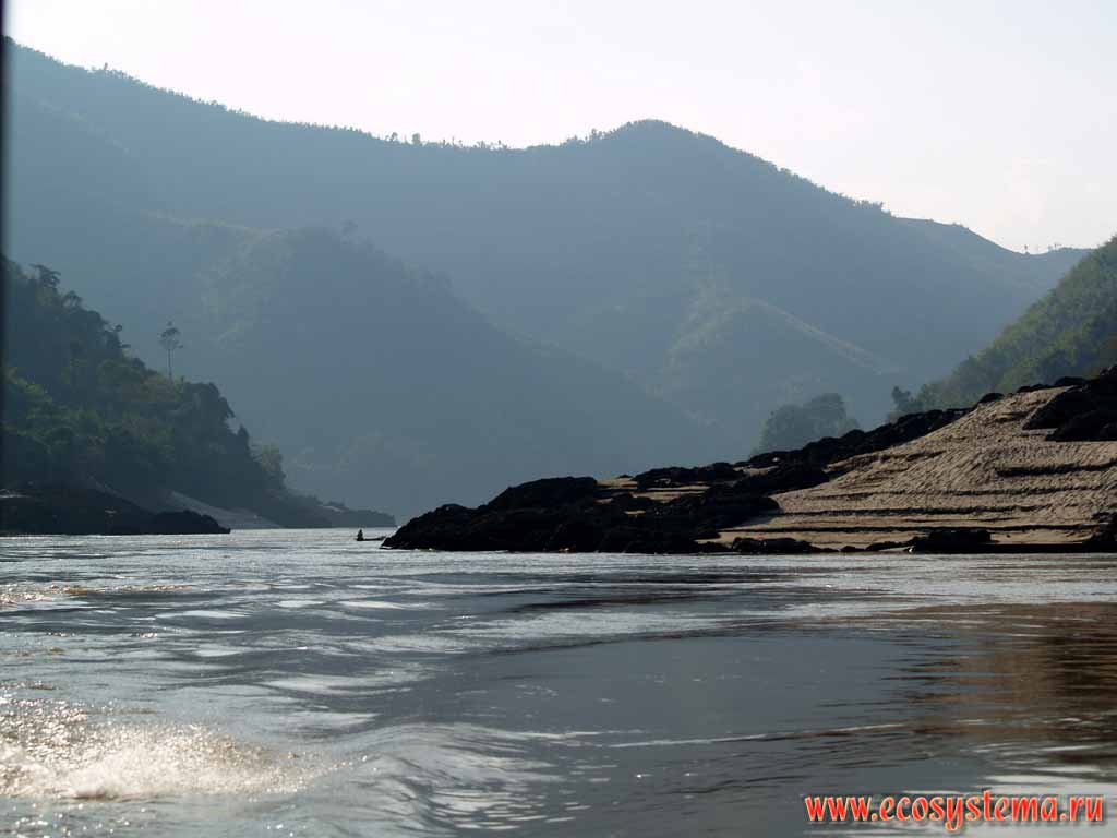 Mekong river middle current, cutting through crystalline arborization of Dai-Laung mountain system.
Alluvial sandy sediments of the river on the right.
The humid tropic forests on the slopes of the mountains.
