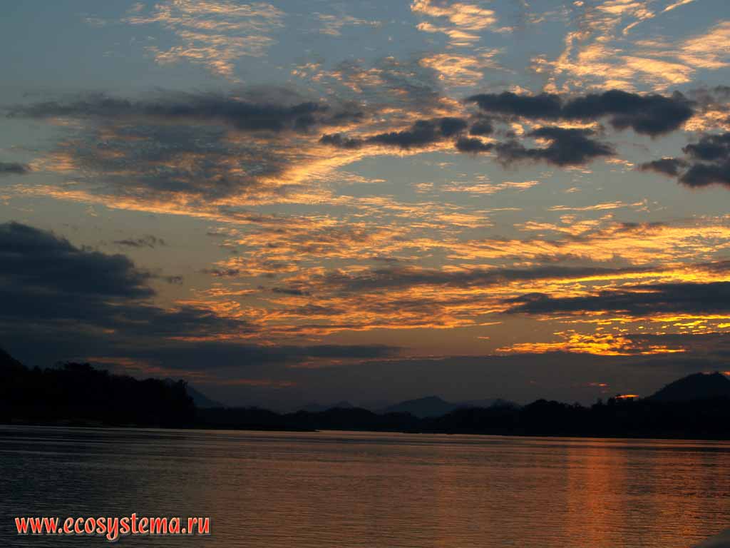Закат на реке Меконг (в среднем течении).
Луангпрабанг, полуостров Индокитай