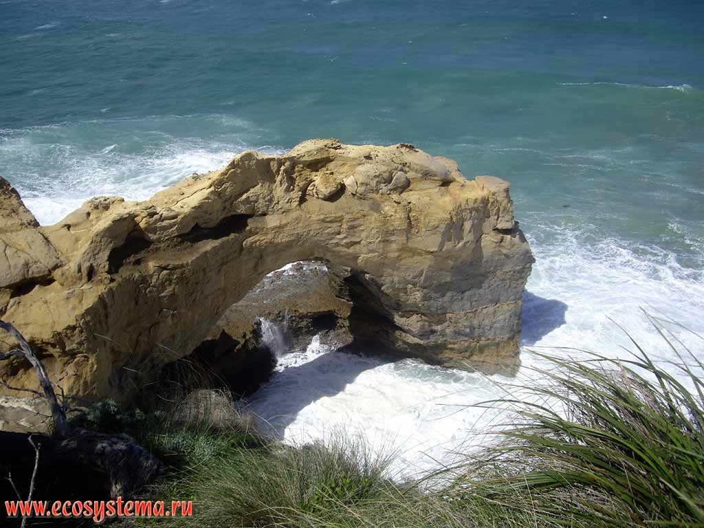 London Bridge - the part of a scarp architecture, formed by the surf and atmogenic process.
Bass Strait, separating Tasmania from the south of the Australian mainland.
Great Ocean Road. Melbourne area, Victoria, Australia