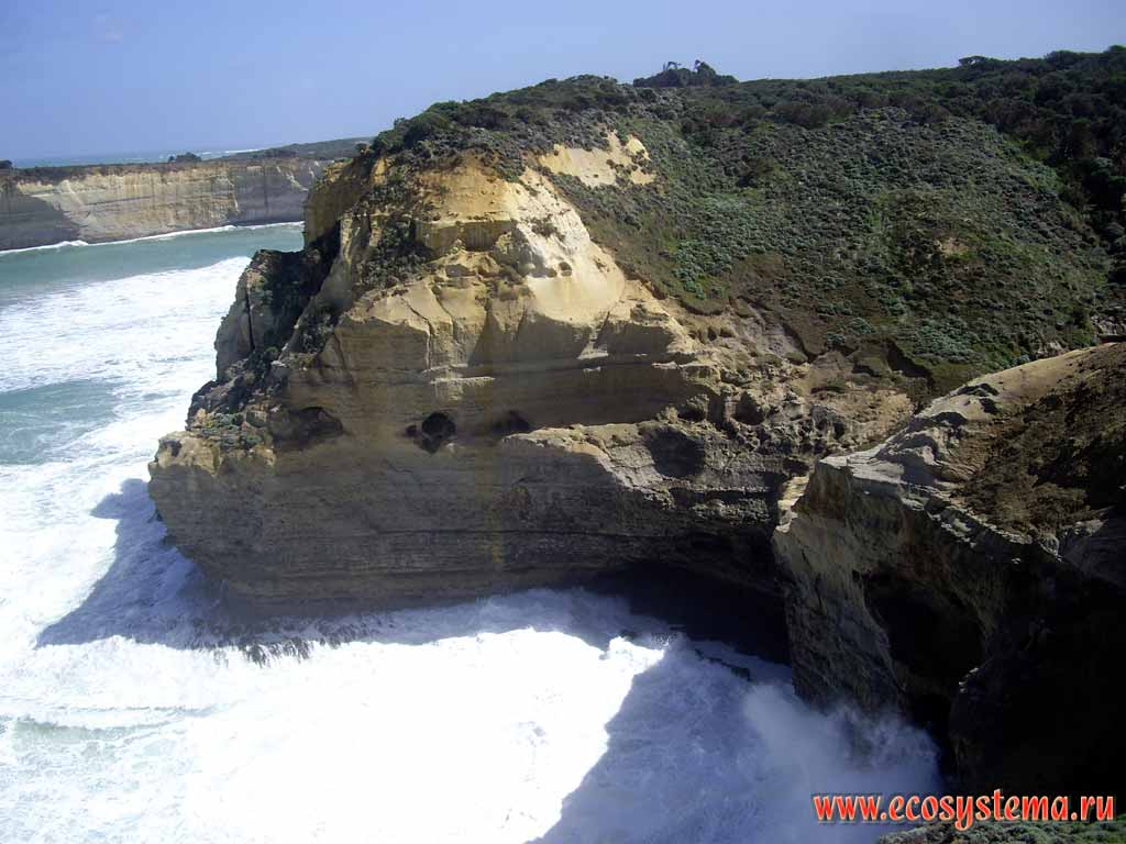 The scarp - coastal cliff formed by the surf and atmogenic process.
Bass Strait, separating Tasmania from the south of the Australian mainland.
Great Ocean Road. Melbourne area, Victoria, Australia
