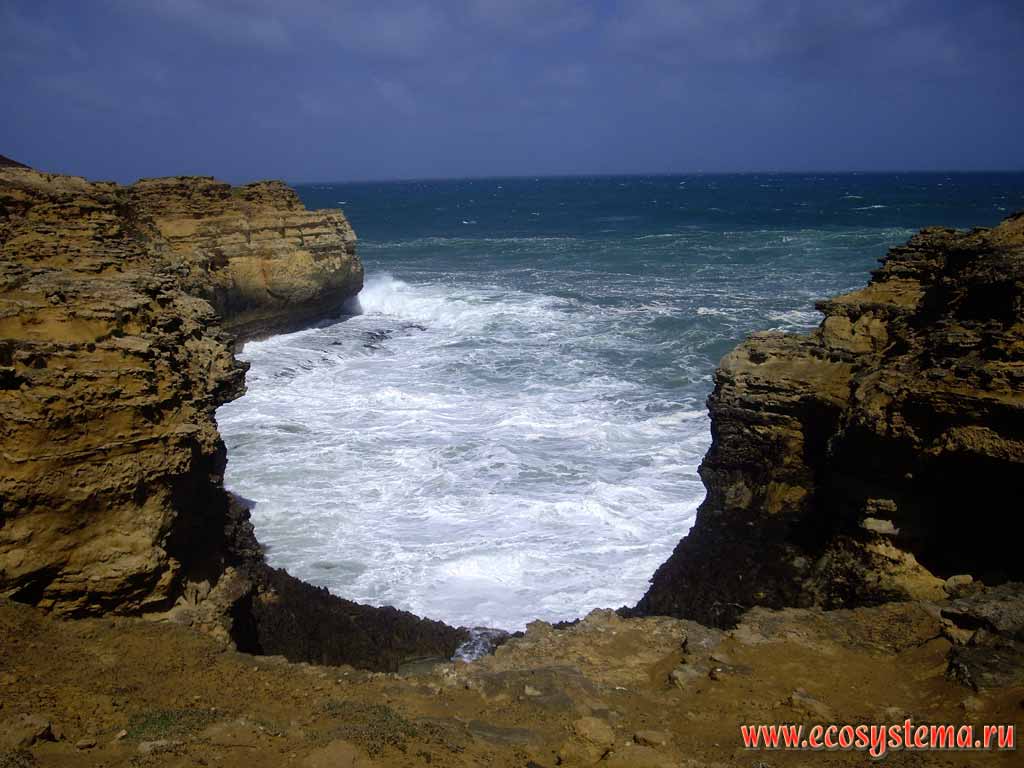 The scarp - coastal cliff formed by the surf and atmogenic process.
Bass Strait, separating Tasmania from the south of the Australian mainland.
Great Ocean Road. Melbourne area, Victoria, Australia