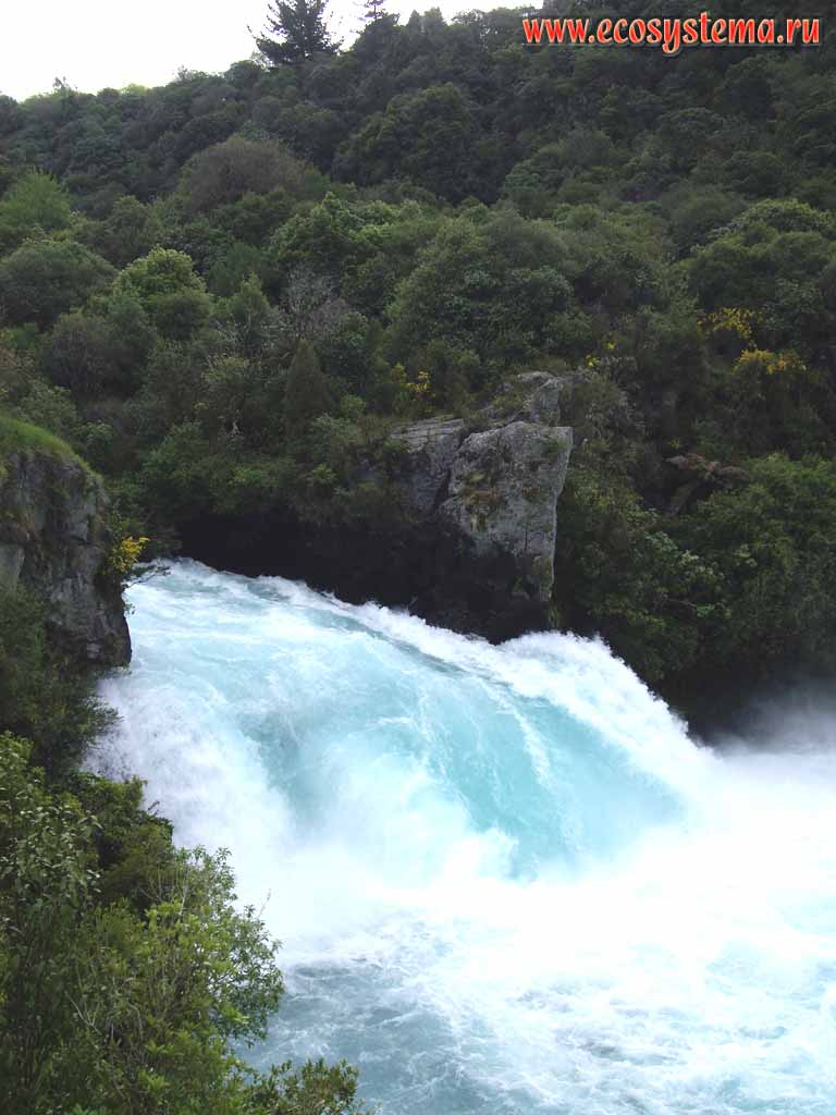Водопад Хука (Huka  Falls) на реке Вайкато
(регион Бей-оф-Пленти, округ Таупо, север острова)