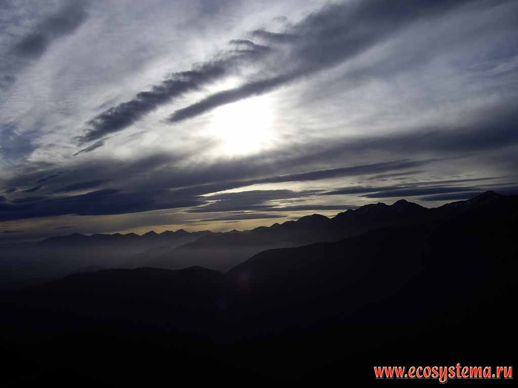 Горы Приморский Кайкур в зоне альпийских лугов
(1500 м над уровнем моря). Вечерняя облачность.
Район Кайкура (округ Кайкур, или Кэйкоера, регион Кентербери,
северо-восток Южного острова)