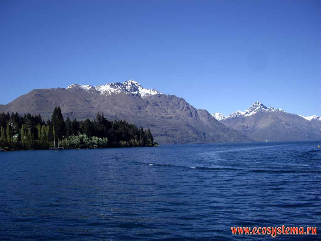Озеро Вакатипу (310 м над уровнем моря) и горы Гарви (Garvie Mountains),
Квинстаун, регион Отаго, Новозеландские, или Южные Альпы