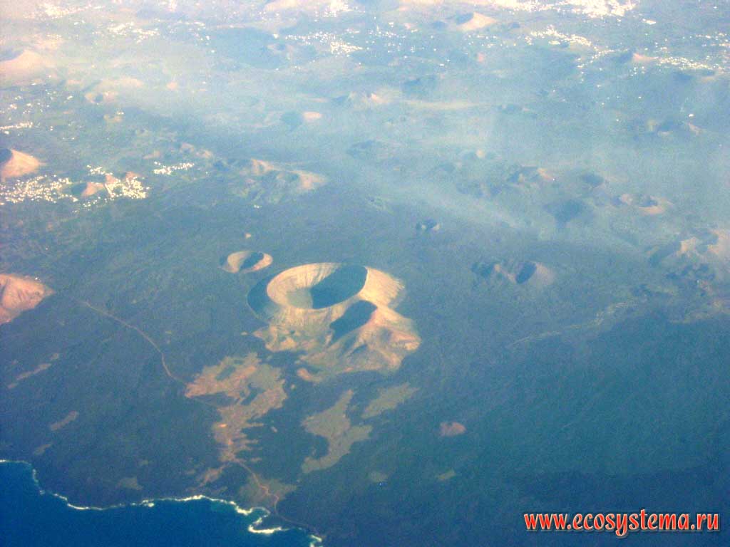 Кратеры вулканов на вулканическом острове Лансароте
с борта самолета. Канарский архипелаг