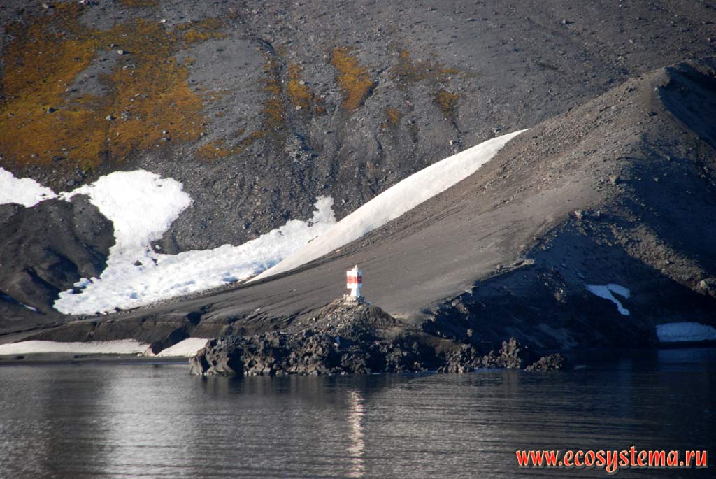 Маяк и заросли мхов на острове Десепшн, Южные Шетландские
острова, Западная Антарктика