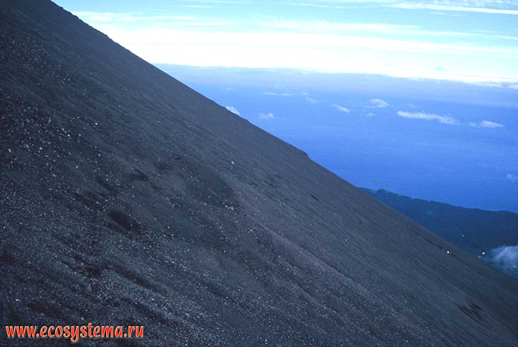Засыпанные шлаком и бомбами (пирокластикой) склоны вулкана Алаид.
Остров Атласова