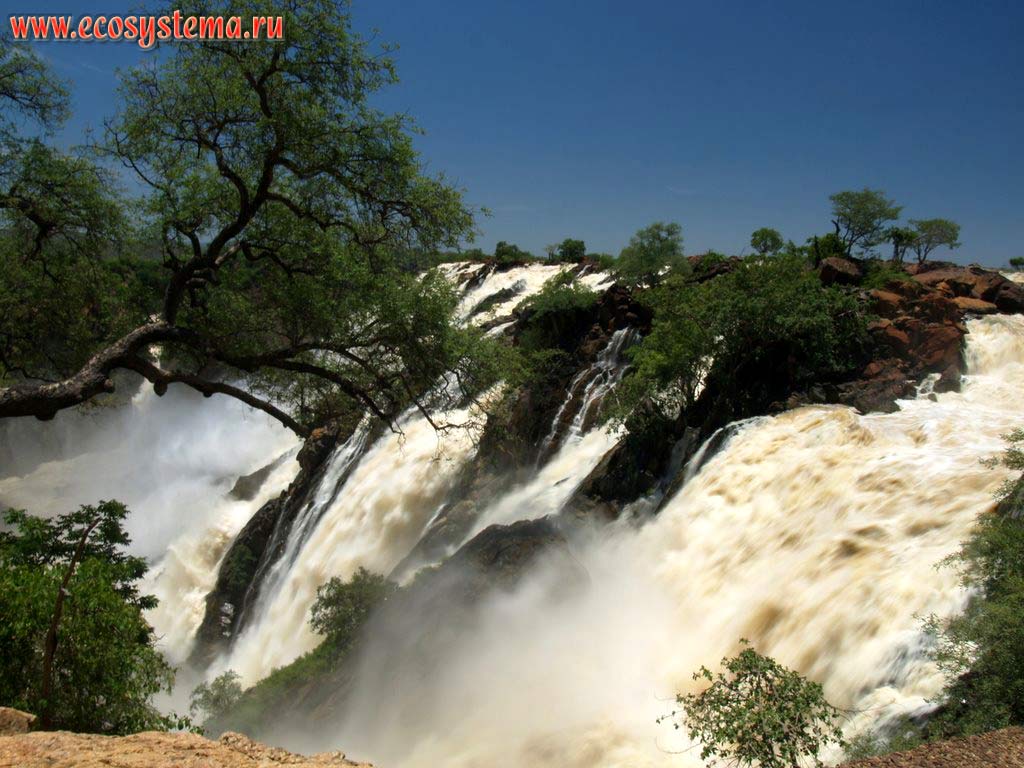 Верхний бьеф (верхняя кромка) водопада Руакана на реке Кунене (высота 70 и ширина 200 м).
Граница Анголы и Намибии, провинция Кунене. Южно-Африканское плоскогорье, южная Ангола
