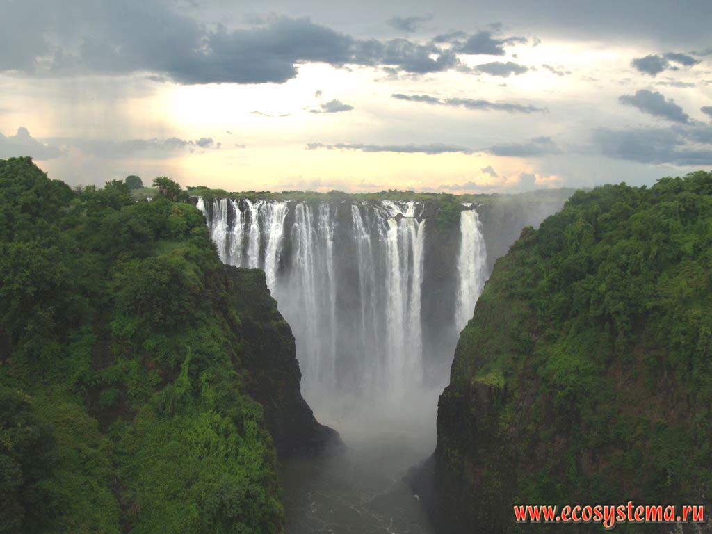 Водопад Виктория на реке Замбези (высота водопада 120 м, ширина - 1800 м, рекордное соотношение высоты и ширины в мире).
Национальный парк «Гремящий Дым» («Mosi-oa-Tunya»), южная Замбия, Южно-Африканское плоскогорье