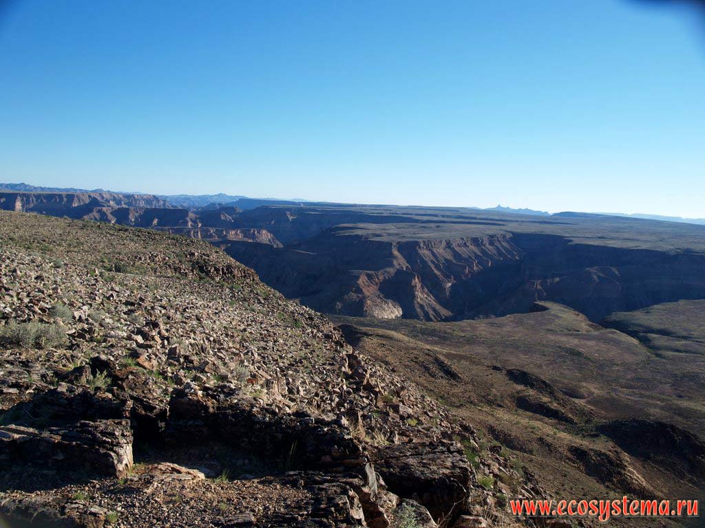 Каменистый край каньона Фиш-ривер (Fish River Canyon).
Трансграничный национальный парк Аи-Аис (Намибия) - Рихтерсвельд (ЮАР) (Ai-Ais / Richterveld Transfrontier National Park),
Южно-Африканское плоскогорье, южная Африка