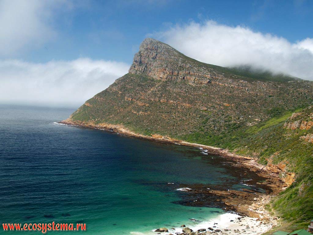 Куэста и залив Атлантического океана на мысе Доброй Надежды (Cape of Good Hope). Южная Африка, Капские горы, южное побережье ЮАР