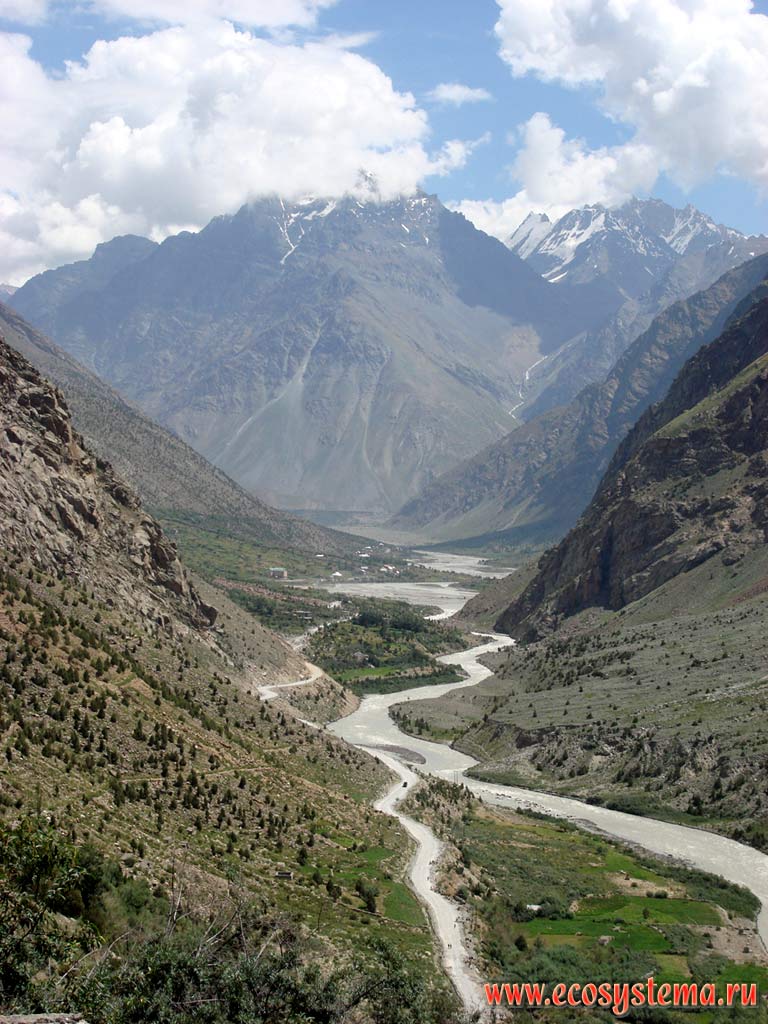 The valley of the Chandra-Ta river in the intermountain basin. The Great Himalayas, height is about 3800 m above sea level. The road from Keylong to the Sarchu pass. Himachal Pradesh, Northern India
