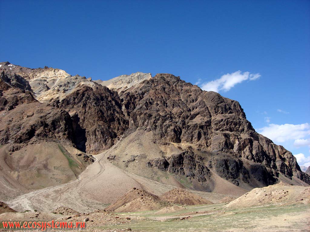 Альпийский рельеф: конус выноса (накапливающийся у подножия гор делювий - результат активной денудации кристаллических и осадочных метаморфизированных горных пород) в высотном поясе высокогорной пустыни. Большие Гималаи, хребет Заскар (Занскар), высота около 5000 м над уровнем моря. Штат Джамму и Кашмир, север Индии