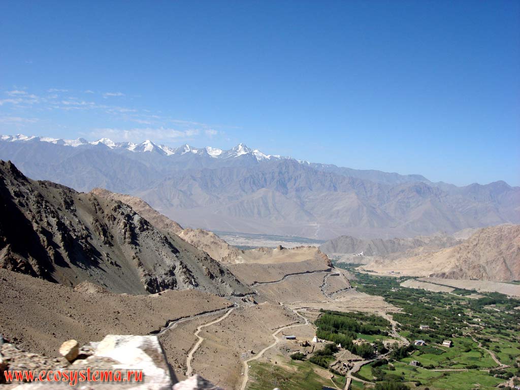Вид на горную систему Каракорум и долину Инда по пути на хребет Ладакх к перевалу Кардунг-Ла. Внизу - долина реки Инд с орошаемым земледелием. Высота около 5600 м над уровнем моря. Штат Химачал-Прадеш, север Индии