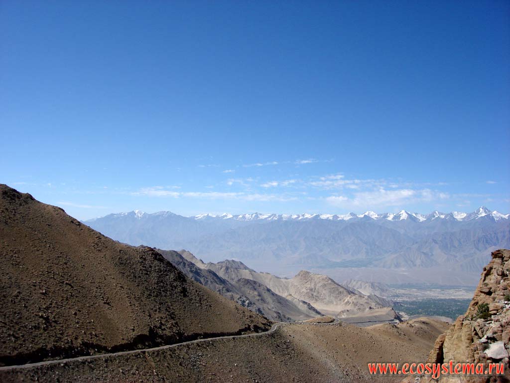 Вид на горную систему Каракорум и долину Инда по пути на хребет Ладакх к перевалу Кардунг-Ла. Внизу - долина реки Инд с орошаемым земледелием. Высота около 5600 м над уровнем моря. Штат Химачал-Прадеш, север Индии