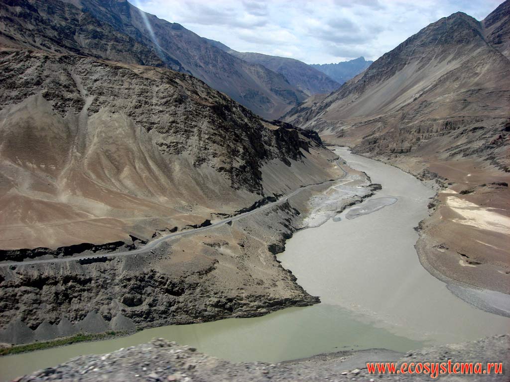 Слияние реки Инд (слева) и реки Занскар (справа) в окружении гор с процессами активной денудации и осыпями. Большие Гималаи, область Ладакх, хребет Заскар (Занскар), высота около 4500 м над уровнем моря. Штат Химачал-Прадеш, север Индии