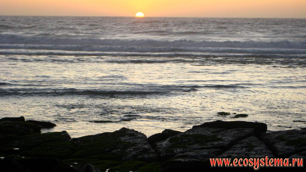 Зона прибоя за закате. Берег Атлантического океана на западном побережье Португалии. Пиренейский полуостров