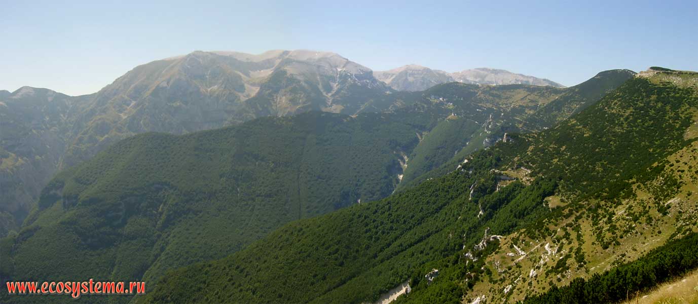 Панорама горного массива Делла Майелла (Маджелла) с вершиной Монте-Амаро (Monte Amaro Majella, высота 2793 м), Центральные Апеннины). Национальный парк Майелла (Della Maiella, или Majella), провинция Пескара в регионе Абруццо, Центральная Италия