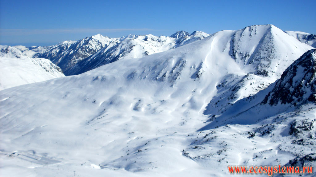Панорама горных хребтов Пиренейских гор в их самой высокой части в зонах субальпийских и альпийских лугов