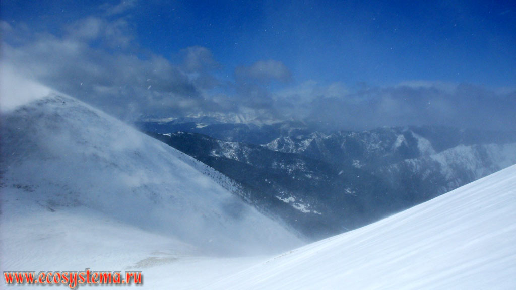 Снежная метель на вершинах Пиренейских гор, вызывающая позёмку на склонах в зоне субальпийских и альпийских лугов. Высота 2000-2400 метров над уровнем моря