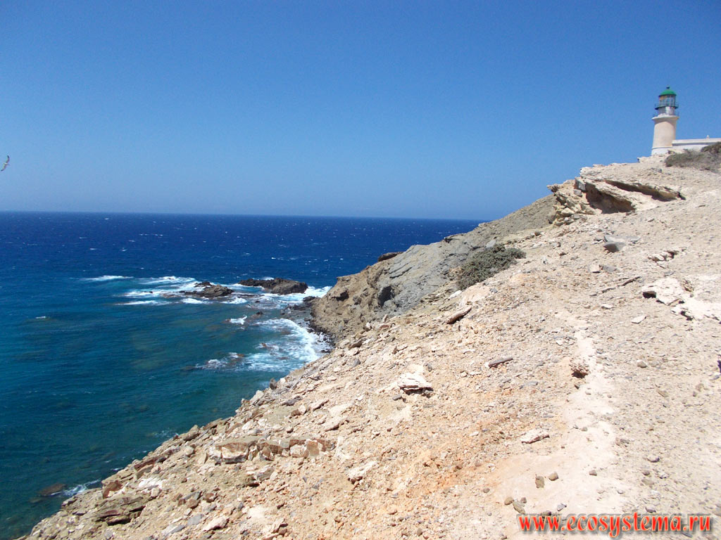 Маяк на дальнем мысу полуострова Прасониси (Prasonisi), в месте слияния вод Критского (Эгейского) и Ливийского морей