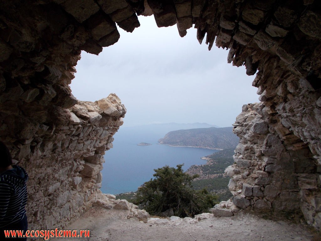 Вид на западное побережье острова Родос, Критское (Эгейское) море и остров Халки (Греция) вдали из замка Монолитос (Monolithos Castle)
