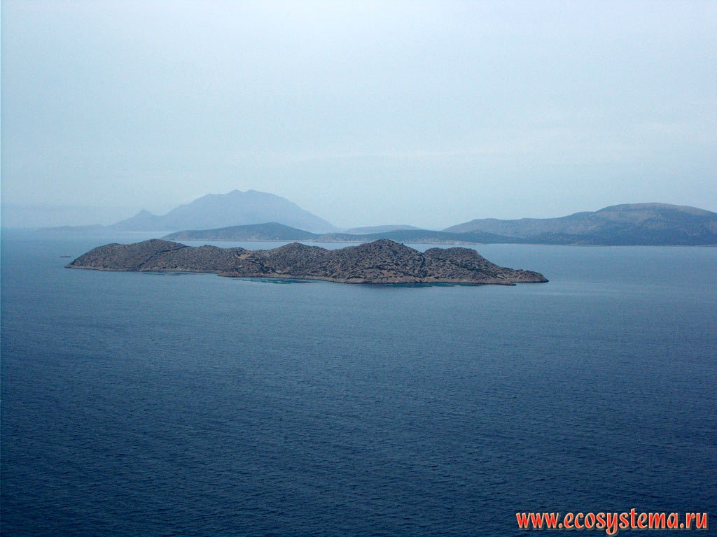 Критское море (южная часть Эгейского моря) и необитаемые греческие острова Макри (Makri) на переднем плане и Алимья (Alimia) на дальнем плане справа, а также обитаемый остров Халки (Halki) вдали слева - Додеканесские острова архипелага Южные Спорады
