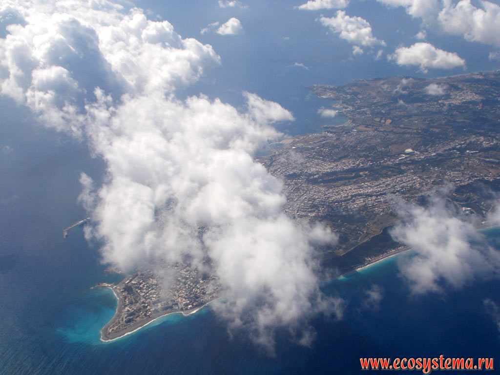 Крайний северный мыс острова Родос с городом Родос (под облаком) с борта самолёта
