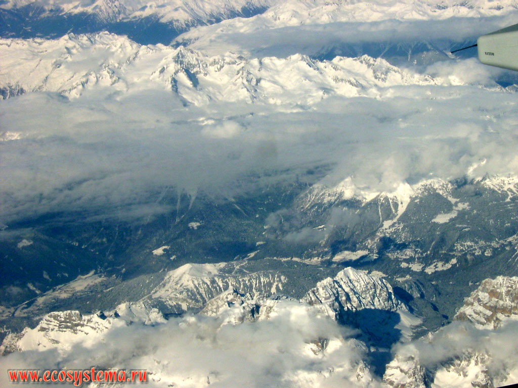 Вид с самолёта на горные хребты Восточных Альп с высотами вершин 2700-3200 метров над уровнем моря. Где-то над Австрией-Чехией