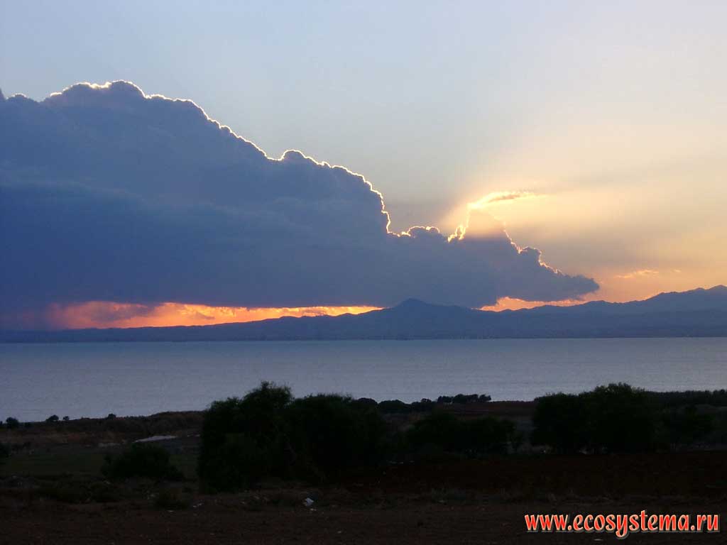 Облака над Ларнакским заливом на закате. Средиземноморье, остров Кипр