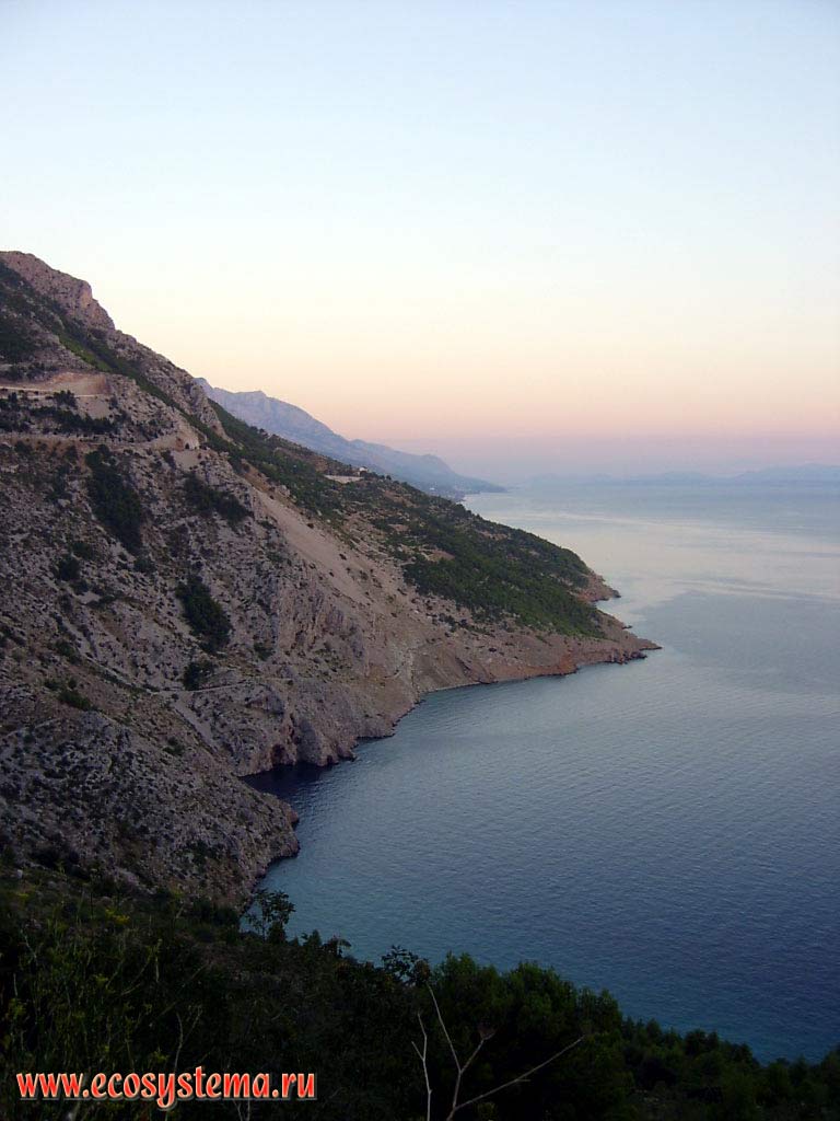 Далматинское побережье Адриатического моря и Динарские Альпы, или Динариды - горный массив Биоково
(часть Динарского нагорья). Средиземноморье, Балканский полуостров, Средняя Далмация, Хорватия