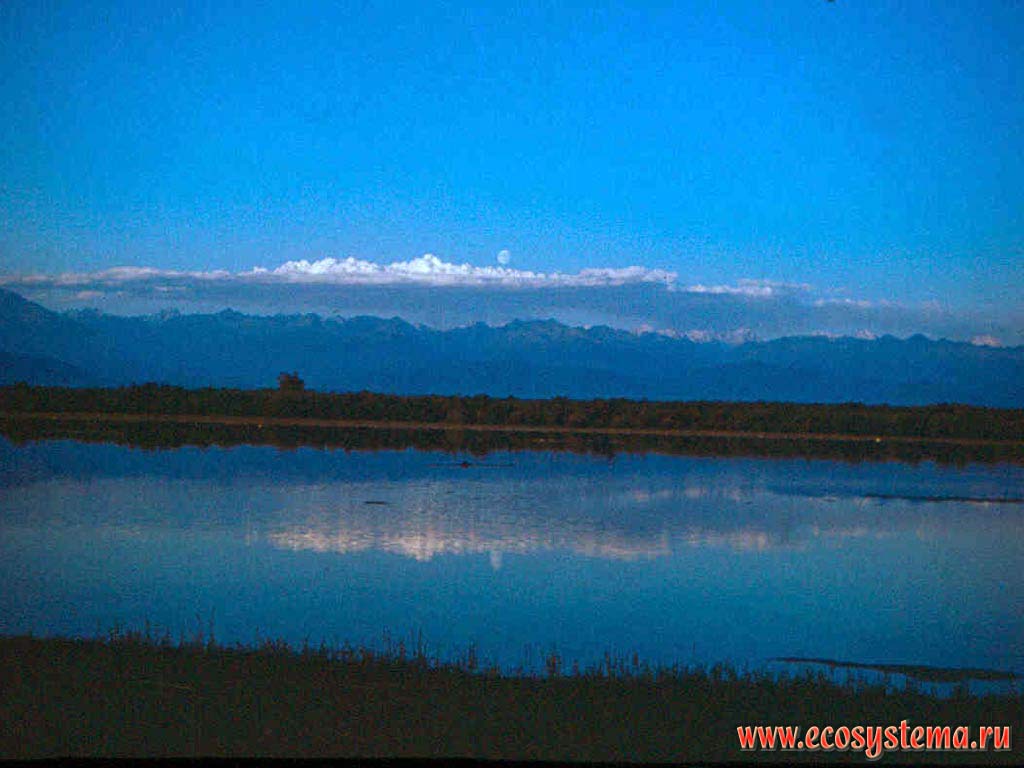 Вечер на озере. Вид на Терскей-Алатоо