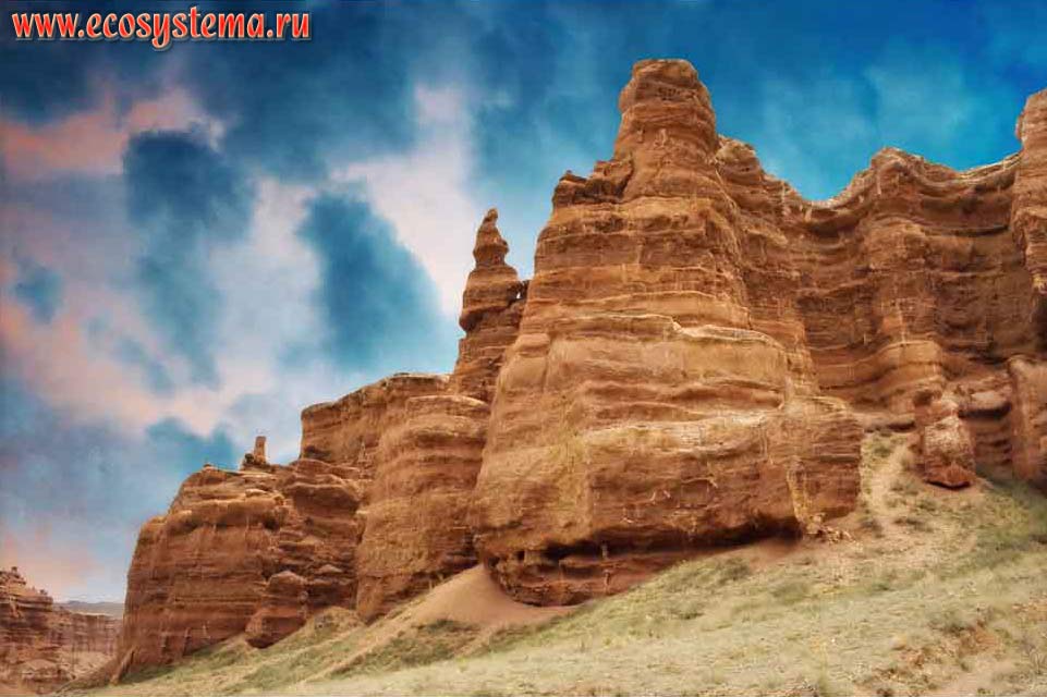 Останцы - результат выветривания (в основном, ветровой эрозии) песчаников (осадочных горных пород).
Чарынский каньон, или Долина замков, Чарынский национальный парк, Северный Тянь-Шань, Казахстан