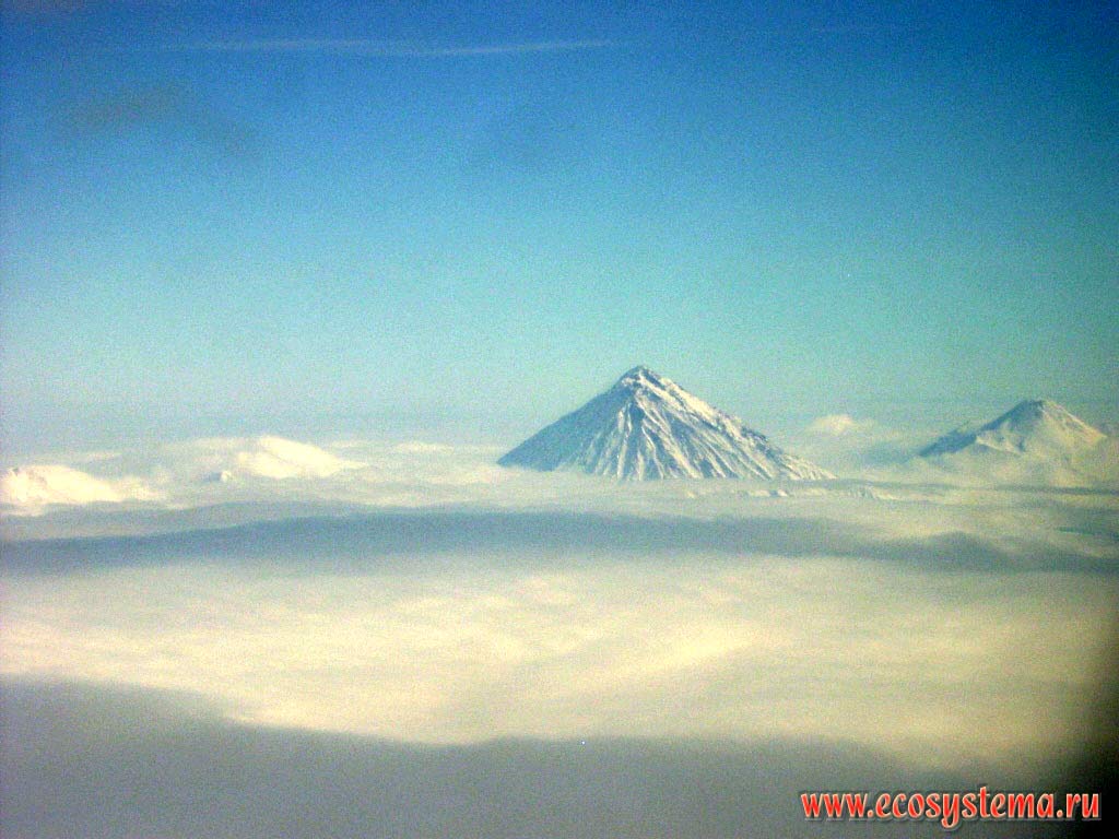 Вулканы Корякский (3456 м, слева) и Авачинский (2741 м) с борта самолета.
На Корякском хорошо заметны барранкосы