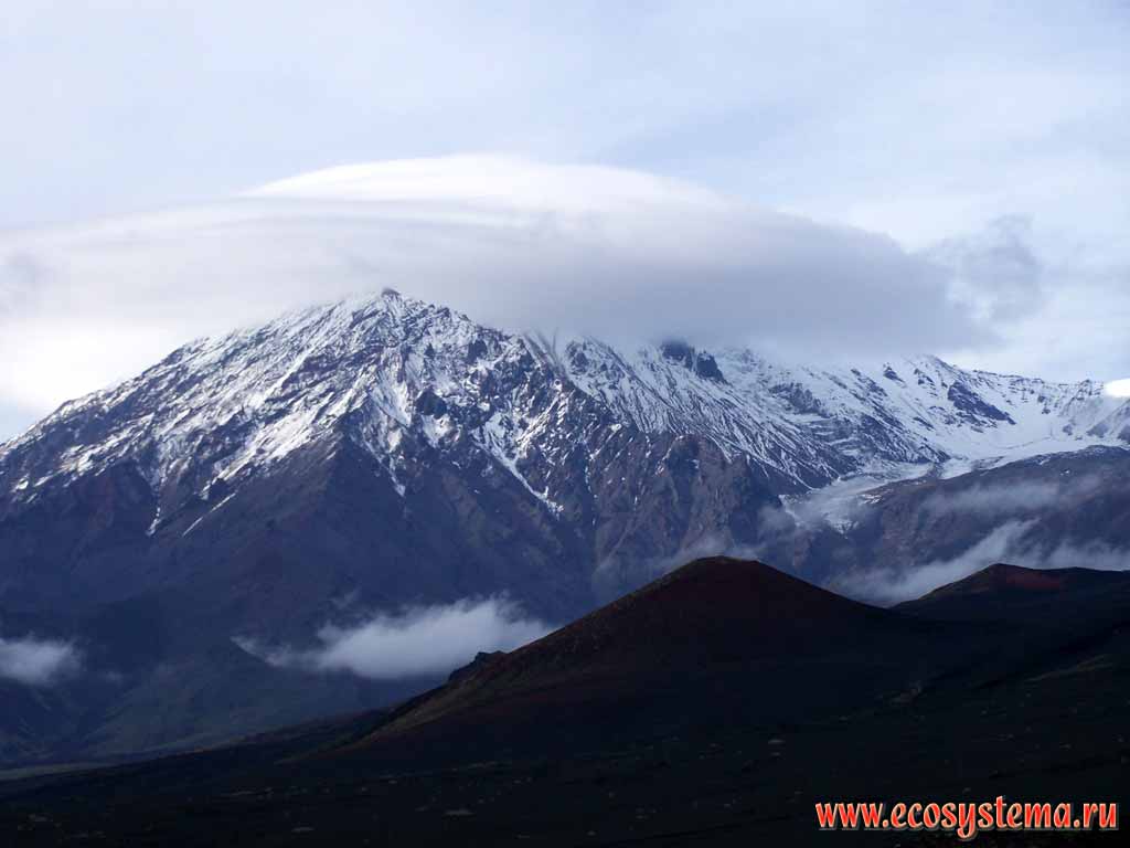 Вулкан Плоский Толбачик, вершина (3085 м) в облаке