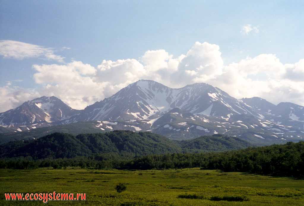 Arik (2310 м, left) and Aag (2166 м, right) volcanoes from Nalychevskaya Valley